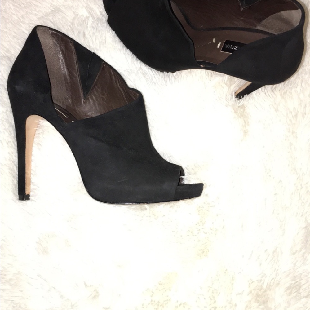 BCBG MAXAZRIA black suede sexy heels!